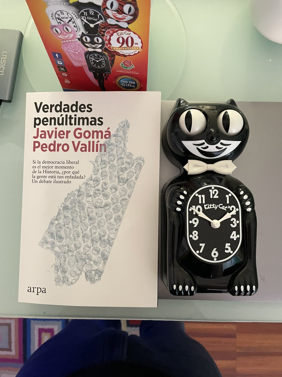 ALVAR0RTEGA's tweet photo. Hoy continúan los regalos: 
“Verdades penúltimas” de @pvallin y @JavierGomaL regalado por mi amada @atentos2 .
Y un #kitcatclock  de José Ramón Torá que mira preocupado de reojo al libro: https://t.co/xw1MLxAdSD