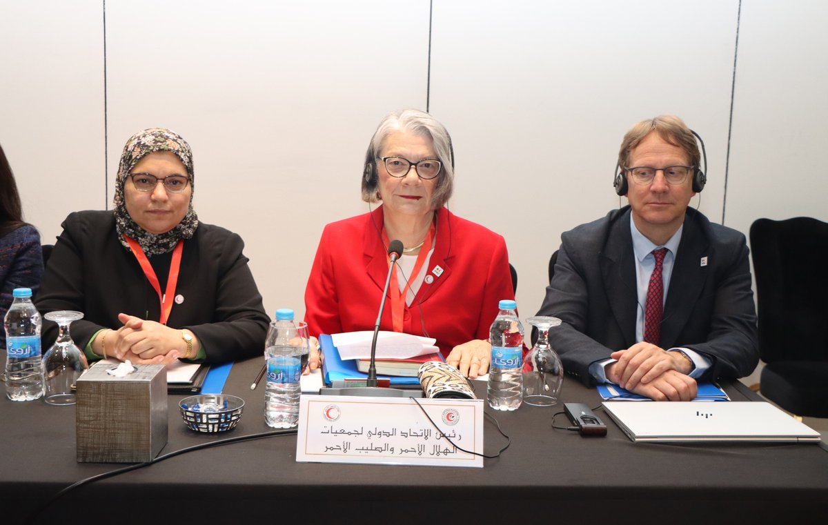 IFRC_MENA's tweet photo. تأكيدًا على أهمية دور العمل الإنساني خلال الأزمات، اجتمع ممثلو الجمعيات الوطنية للصليب الأحمر والهلال الأحمر في الدورة 37 للجنة الإسلامية للهلال الدولي والندوة الدولية حول الوضع الإنساني في فلسطين.
 
تمنى الدكتور محمد مطلق الحديد، رئيس @_JNRCS «على المجتمع الدولي تخصيص ممرات آمنة لدخول المساعدات الإنسانية الى قطاع غزة وبشكل كاف»، كما واستنكر «أي هجوم على سيارات الإسعاف والطواقم الطبية والإعلام».
 
من جهتها، أكدت @KateForbes_IFRC، رئيسة @ifrc، على أهمية إيلاء العمل الإنساني أولوية، مشيرة إلى أن الآثار الإنسانية الصعبة التي تعانيها غزة يجب ألا تنسينا المعاناة الإنسانية في العديد من المناطق الأخرى في العالم، مثل السودان وغيرها.