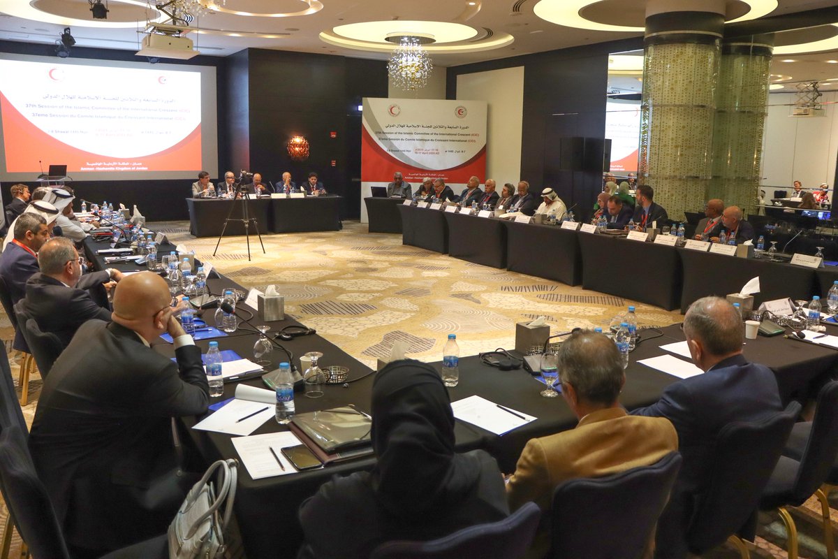 IFRC_MENA's tweet photo. تأكيدًا على أهمية دور العمل الإنساني خلال الأزمات، اجتمع ممثلو الجمعيات الوطنية للصليب الأحمر والهلال الأحمر في الدورة 37 للجنة الإسلامية للهلال الدولي والندوة الدولية حول الوضع الإنساني في فلسطين.
 
تمنى الدكتور محمد مطلق الحديد، رئيس @_JNRCS «على المجتمع الدولي تخصيص ممرات آمنة لدخول المساعدات الإنسانية الى قطاع غزة وبشكل كاف»، كما واستنكر «أي هجوم على سيارات الإسعاف والطواقم الطبية والإعلام».
 
من جهتها، أكدت @KateForbes_IFRC، رئيسة @ifrc، على أهمية إيلاء العمل الإنساني أولوية، مشيرة إلى أن الآثار الإنسانية الصعبة التي تعانيها غزة يجب ألا تنسينا المعاناة الإنسانية في العديد من المناطق الأخرى في العالم، مثل السودان وغيرها.
