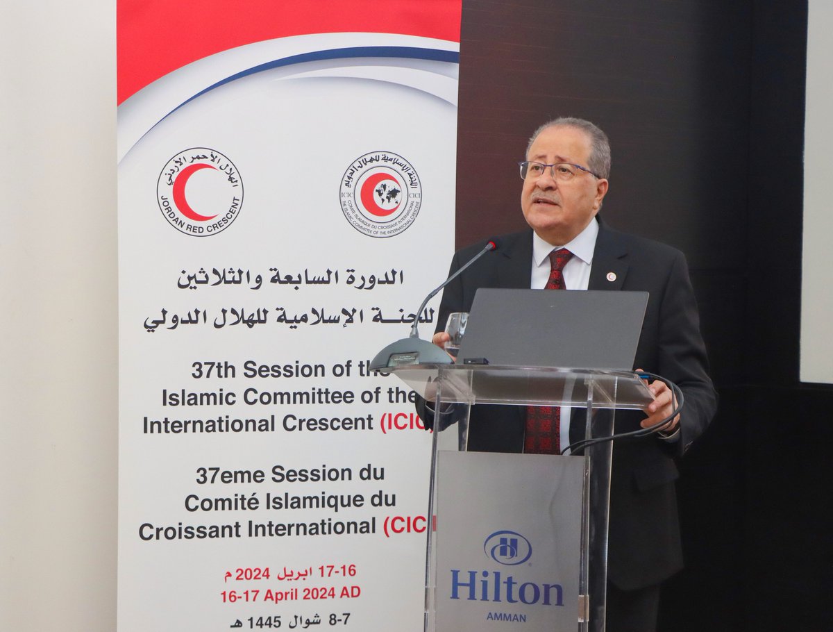 IFRC_MENA's tweet photo. تأكيدًا على أهمية دور العمل الإنساني خلال الأزمات، اجتمع ممثلو الجمعيات الوطنية للصليب الأحمر والهلال الأحمر في الدورة 37 للجنة الإسلامية للهلال الدولي والندوة الدولية حول الوضع الإنساني في فلسطين.
 
تمنى الدكتور محمد مطلق الحديد، رئيس @_JNRCS «على المجتمع الدولي تخصيص ممرات آمنة لدخول المساعدات الإنسانية الى قطاع غزة وبشكل كاف»، كما واستنكر «أي هجوم على سيارات الإسعاف والطواقم الطبية والإعلام».
 
من جهتها، أكدت @KateForbes_IFRC، رئيسة @ifrc، على أهمية إيلاء العمل الإنساني أولوية، مشيرة إلى أن الآثار الإنسانية الصعبة التي تعانيها غزة يجب ألا تنسينا المعاناة الإنسانية في العديد من المناطق الأخرى في العالم، مثل السودان وغيرها.