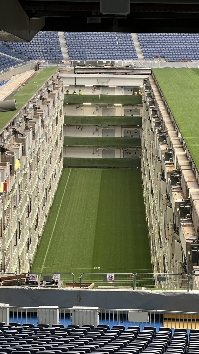 ActuFoot_'s tweet photo. La pelouse du Bernabeu a été rangée sous le stade. 🏟️🌱

📸@rgguti https://t.co/SmryTBn8Zu