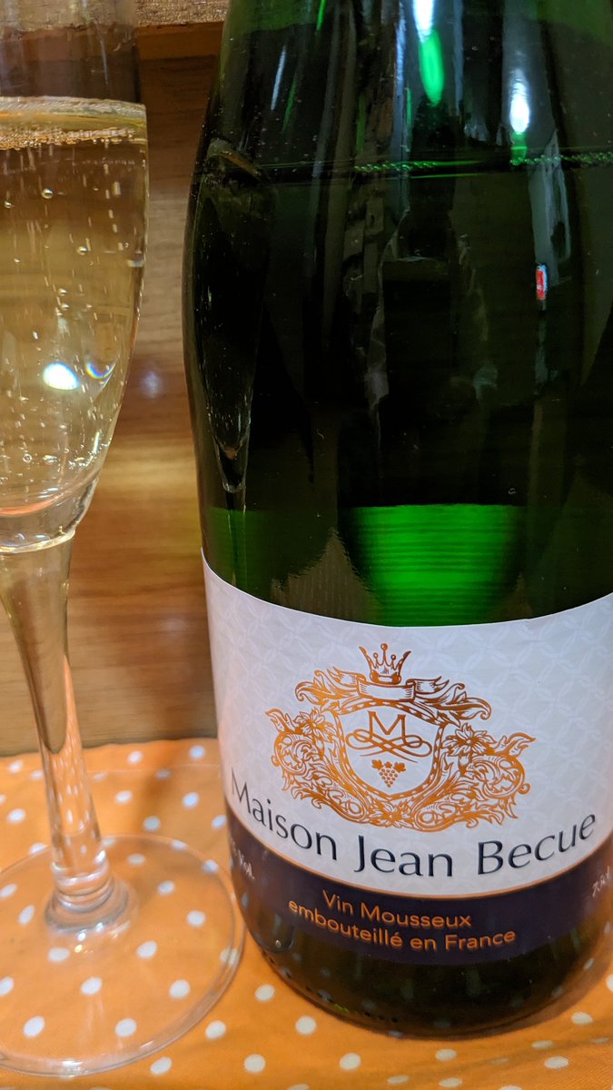 fujinasu's tweet photo. 長女の誕生日でした🤩

フランスのヴァンムスー、[メゾン·ジャン·ベキュー]🇫🇷
キラキラと輝く黄金色、柑橘系の香り、活気ある泡が元気よく昇ってゆきます✨
スッキリした酸、果実の甘味、あたたかい春の陽気にピッタリの辛口スパーリング🍷
アイレン種主体🍇 https://t.co/8vDmSXO1yK