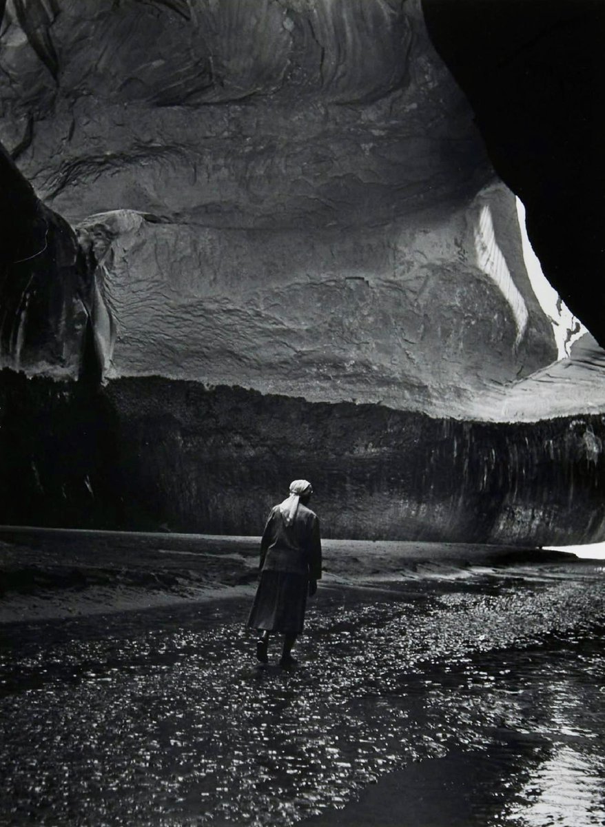 ‘Meet the Most Famous Photographer You’ve Never Heard Of’ 👉 tinyurl.com/3xxwkw7s … but I have no doubt some of you have @Bertrom @sonyaphotoart @MarcDavenant 

Georgia O’Keeffe in Twilight Canyon, Lake Powell (Gelatin Silver Print) by Todd Webb (1905 - 2000) #Photography