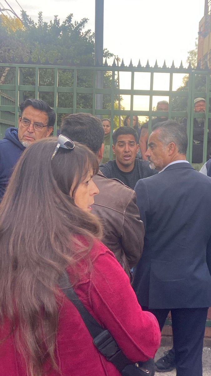 AlbertoJara2's tweet photo. Este CSM andaba grabando a las niñas en afuera del colegio Santa Maria de Maipu, lo agarraron y andaba con ese cuchillo y esa pistola en la mochila… se salvo de que le sacaran la chucha al reculiao… para que lo hagan famoso #Maipu https://t.co/veO0sVmsFp