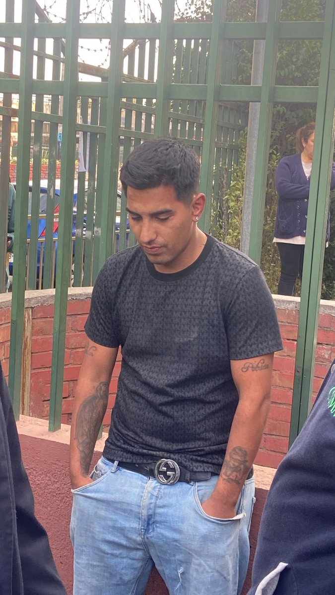 AlbertoJara2's tweet photo. Este CSM andaba grabando a las niñas en afuera del colegio Santa Maria de Maipu, lo agarraron y andaba con ese cuchillo y esa pistola en la mochila… se salvo de que le sacaran la chucha al reculiao… para que lo hagan famoso #Maipu https://t.co/veO0sVmsFp