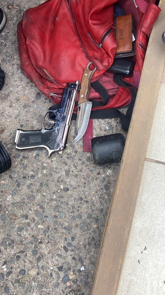 AlbertoJara2's tweet photo. Este CSM andaba grabando a las niñas en afuera del colegio Santa Maria de Maipu, lo agarraron y andaba con ese cuchillo y esa pistola en la mochila… se salvo de que le sacaran la chucha al reculiao… para que lo hagan famoso #Maipu https://t.co/veO0sVmsFp