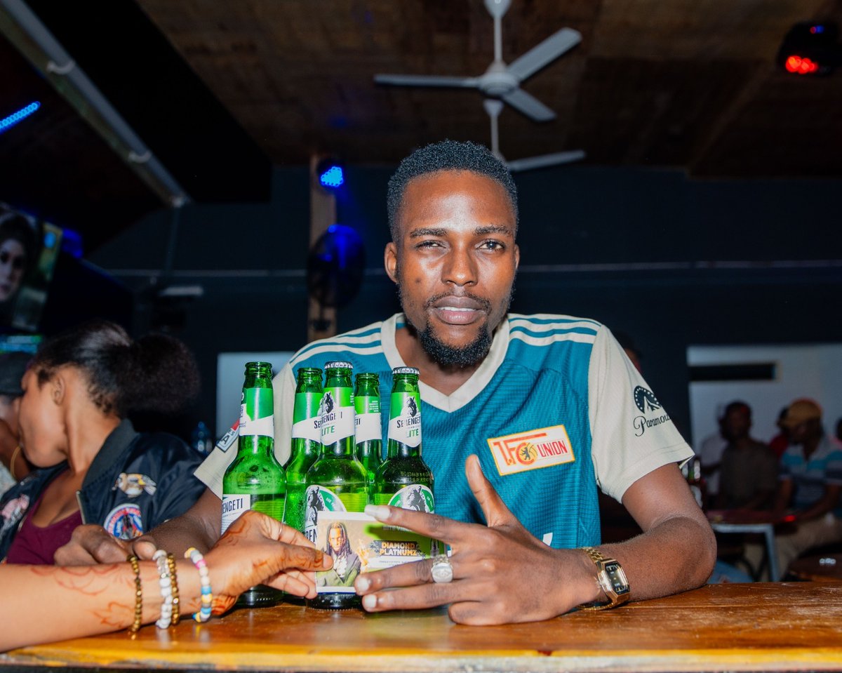 lemutuztv's tweet photo. Ugawaji wa tiketi za Bite Vibes wapamba moto Dar.

Kupata tiketi ya tamasha la vibe bites, mteja wa bia ya Serengeti anatakiwa kununua bucket ya bia ya Serengeti lager au Serengeti lite kwenye baa yake.
#HadhiYaJuu #ProudlyTanzanian #BiteVibes https://t.co/oOCktIIymj