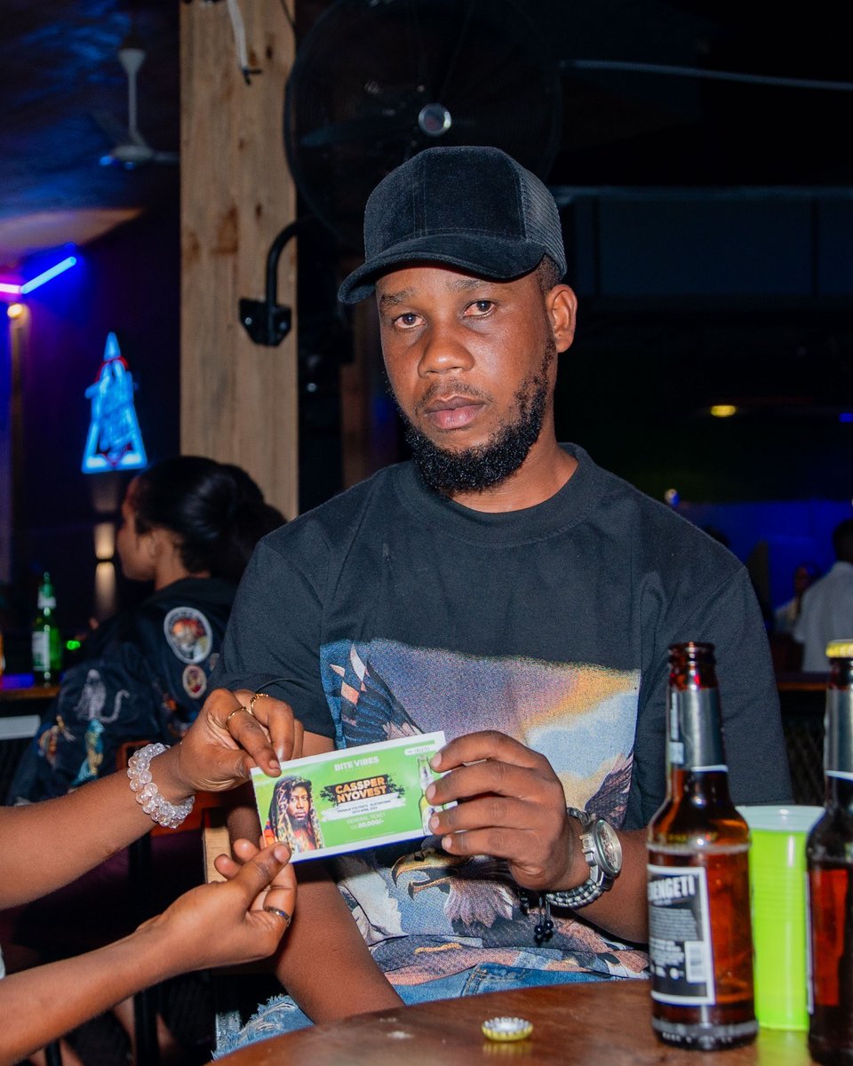 lemutuztv's tweet photo. Ugawaji wa tiketi za Bite Vibes wapamba moto Dar.

Kupata tiketi ya tamasha la vibe bites, mteja wa bia ya Serengeti anatakiwa kununua bucket ya bia ya Serengeti lager au Serengeti lite kwenye baa yake.
#HadhiYaJuu #ProudlyTanzanian #BiteVibes https://t.co/oOCktIIymj