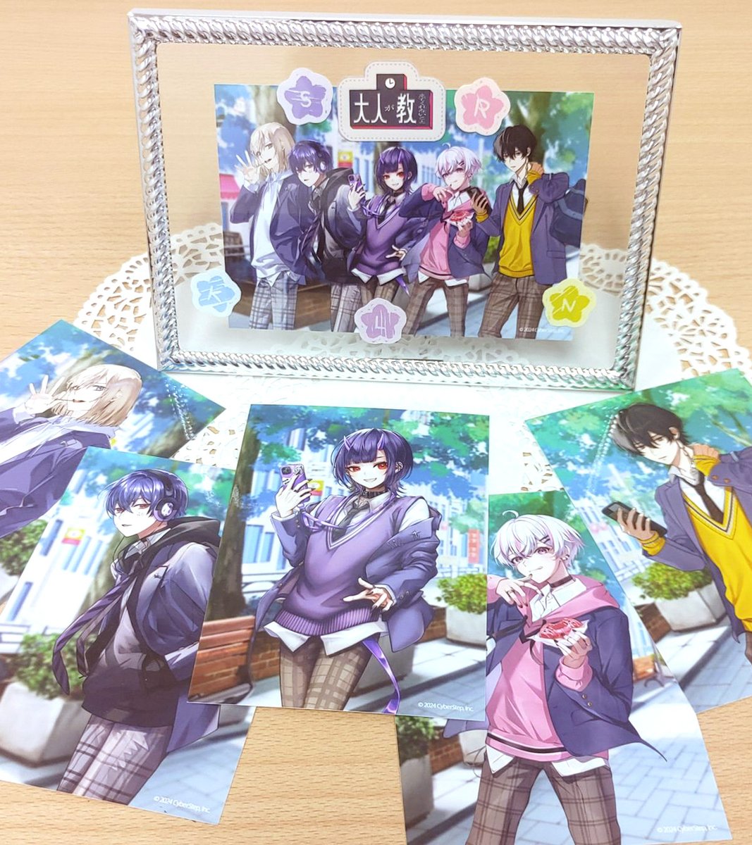 otonakyo's tweet photo. 🌟グッズ紹介🌟
【大人教 ランダムブロマイド～vol.2～】

第二回目キービジュアルの５人＋集合デザインのランダムブロマイド
ハガキよりも少し大きめのL判サイズ
レア５種にはそれぞれ直筆複製メッセージ入りです！

https://t.co/4rnAgTxiAB
#大人教 https://t.co/0xjC9jjsqb