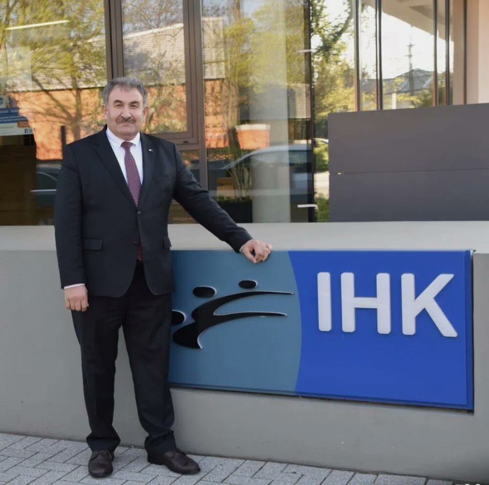 🎉 MÜSİAD Hessen Yönetim Kurulu Üyemiz ve Diplomatik İlişkiler Başkanımız İş Adamı Salih Taşdirek, Almanya Hanau şehrinde yer alan IHK (Industrie- und Handelskammer) yönetim kurulu seçimlerinde 3. dönem için İHK-Başkan Yardımcısı (Vizepräsident) olarak seçildi!