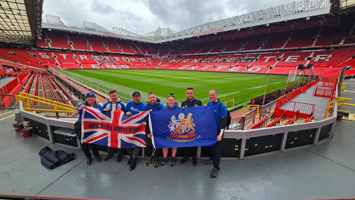 On route to today’s destination at Premier Inn in Horwich, the guys have made a quick stop at @WD_CFC & @ManUtd 👟 They are raising money for @ManchesterMind & the club walking to Squires Gate in time for kick-off on Saturday ⚽️ Donate:justgiving.com/crowdfunding/W… #UpTheAmmies 🔵⚪️