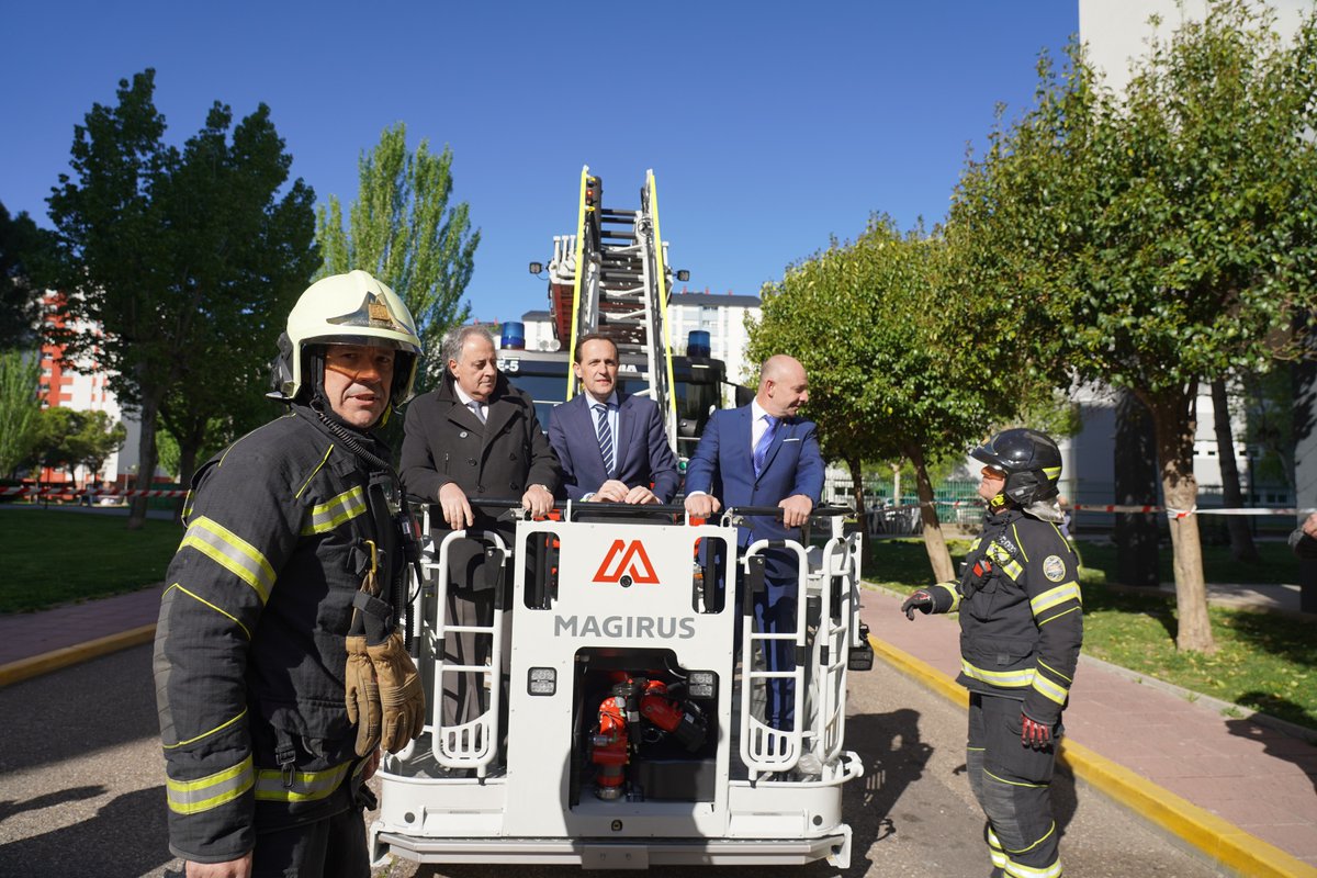 Dip_Va's tweet photo. 🚒 @BomberosDip_VLL incorpora un nuevo camión escala de 42 metros.

➕nuevos Equipos de Protección Individual (EPIS) y nuevos Equipos de Comunicación.

El presidente @Conrado_Iscar destaca el compromiso permanente de la Diputación para seguir mejorando la eficiencia y calidad del servicio.

🗣️ Uno de los mejores de España. 

🔗https://t.co/0TnE2zOQmg