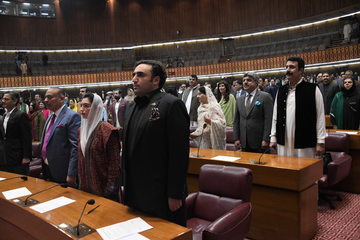 Chairman PPP @BBhuttoZardari & Newly elected MNA BB @AseefaBZ attended the joint session of the Parliament, addressed by President of 🇵🇰 AAZ BB Aseefa Bhutto Zardari attended her 1st session today after take oath MNA Adi @SeharKamran & other members also attended the session.