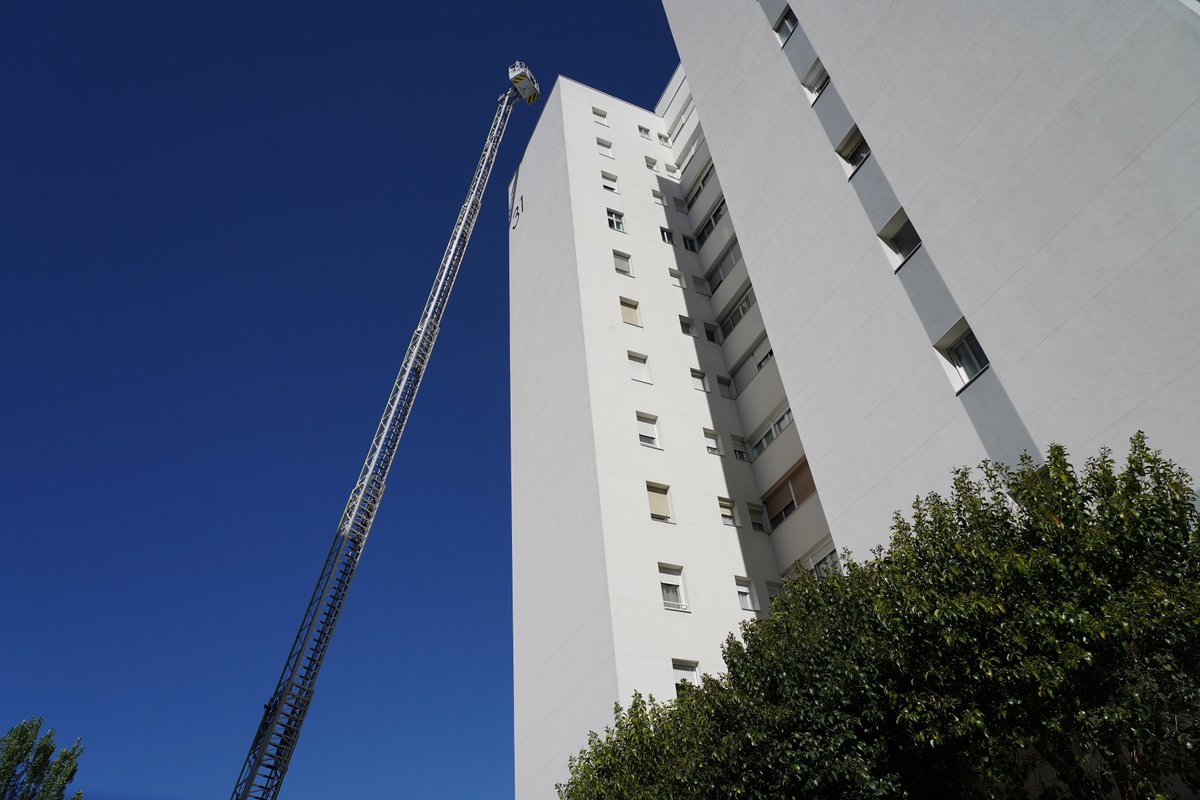 Dip_Va's tweet photo. 🚒 @BomberosDip_VLL incorpora un nuevo camión escala de 42 metros.

➕nuevos Equipos de Protección Individual (EPIS) y nuevos Equipos de Comunicación.

El presidente @Conrado_Iscar destaca el compromiso permanente de la Diputación para seguir mejorando la eficiencia y calidad del servicio.

🗣️ Uno de los mejores de España. 

🔗https://t.co/0TnE2zOQmg