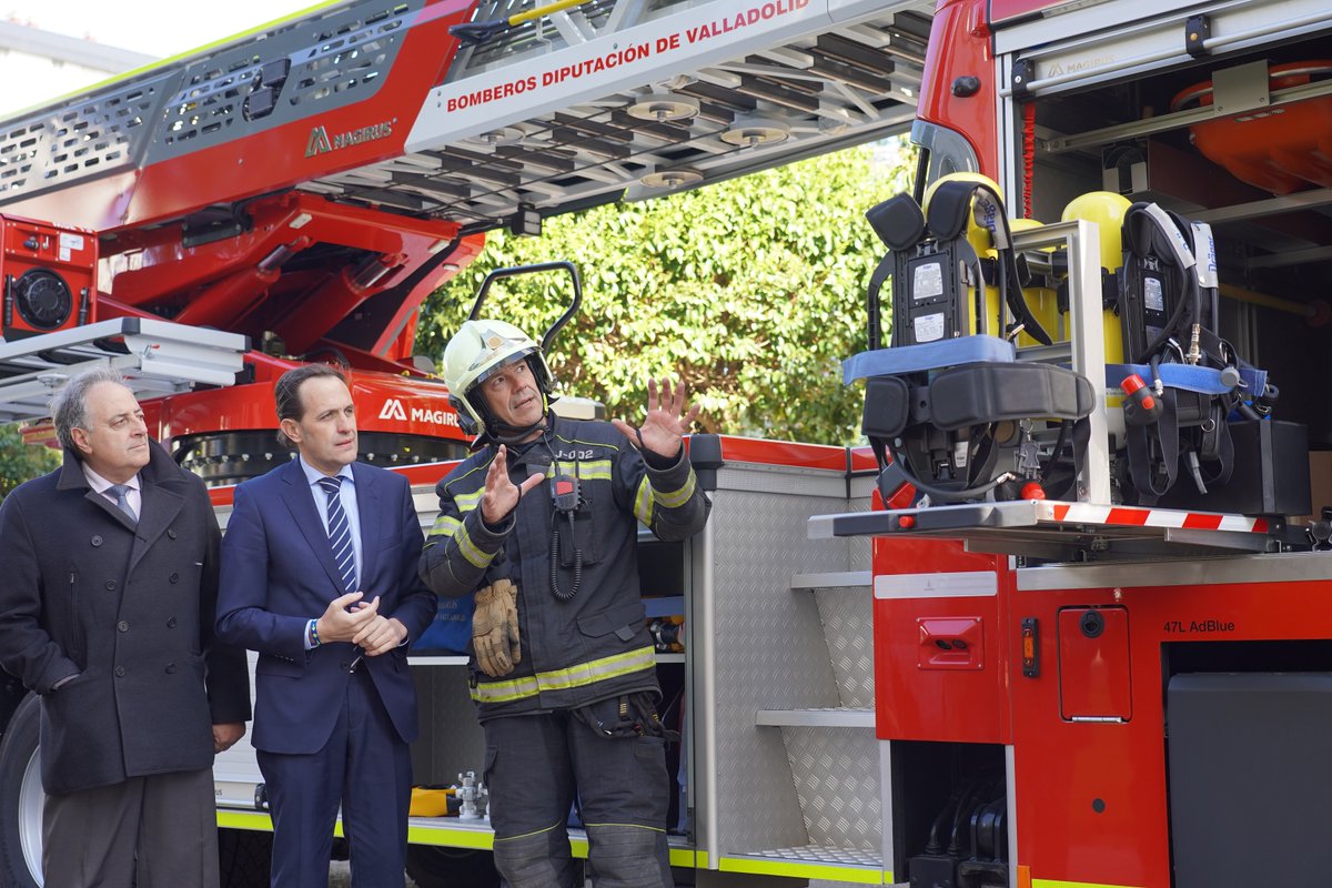 Dip_Va's tweet photo. 🚒 @BomberosDip_VLL incorpora un nuevo camión escala de 42 metros.

➕nuevos Equipos de Protección Individual (EPIS) y nuevos Equipos de Comunicación.

El presidente @Conrado_Iscar destaca el compromiso permanente de la Diputación para seguir mejorando la eficiencia y calidad del servicio.

🗣️ Uno de los mejores de España. 

🔗https://t.co/0TnE2zOQmg