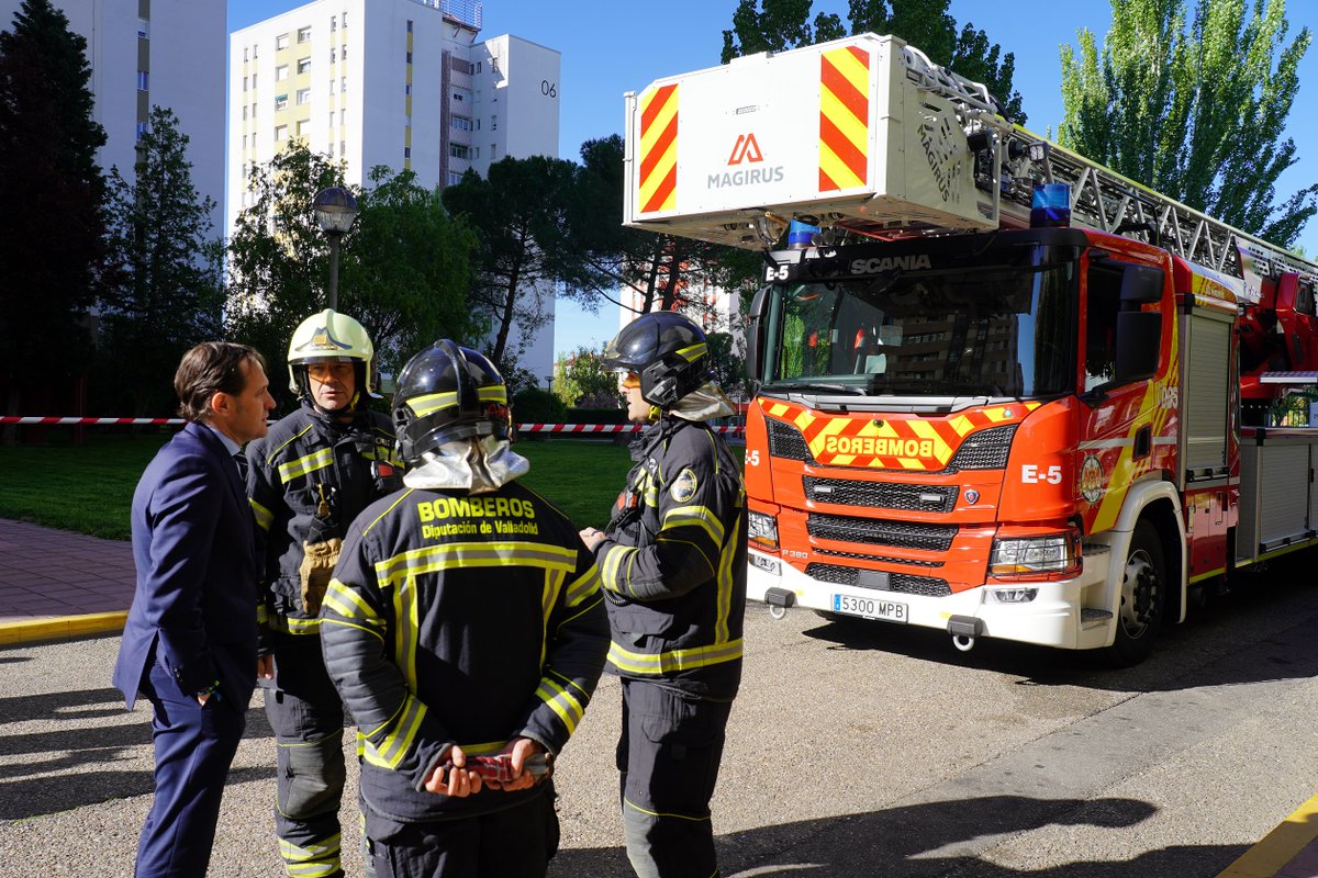 🚒 @BomberosDip_VLL incorpora un nuevo camión escala de 42 metros. ➕nuevos Equipos de Protección Individual (EPIS) y nuevos Equipos de Comunicación. El presidente @Conrado_Iscar destaca el compromiso permanente de la Diputación para seguir mejorando la eficiencia y calidad del…