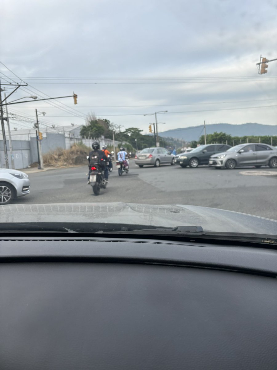 mabelenbm89's tweet photo. Deberían los de la @ATM_Transito  estar dirigiendo el tráfico.. donde están cuando realmente se los necesita? https://t.co/G7fqcn0n5S