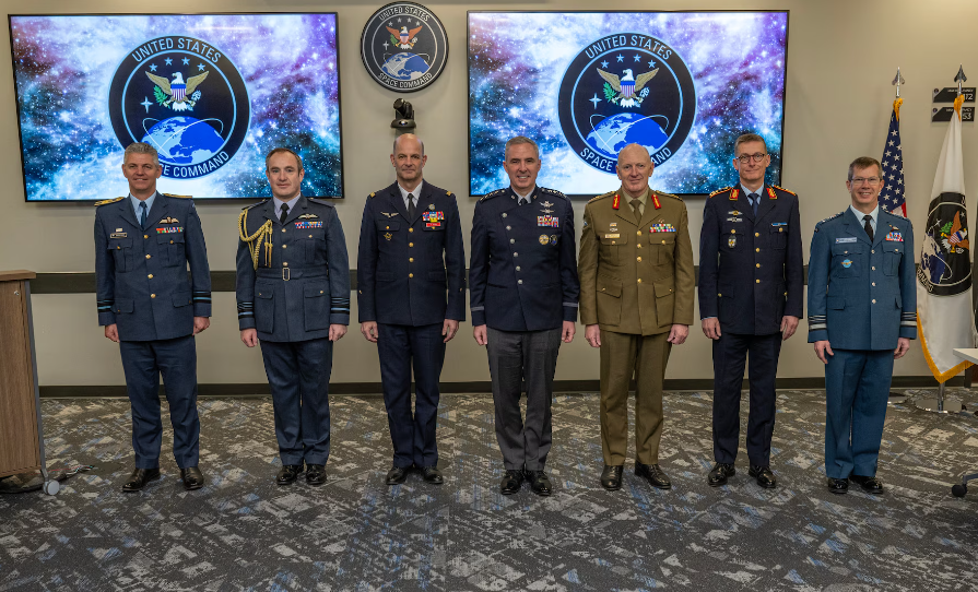 .@SpaceForceDoD Gen. Stephen Whiting, #USSPACECOM commander, hosted leaders from 🇦🇺🇨🇦🇫🇷🇩🇪🇳🇿🇬🇧where they discussed efforts to synchronize & optimize space operations. Learn more: tinyurl.com/5n75258b