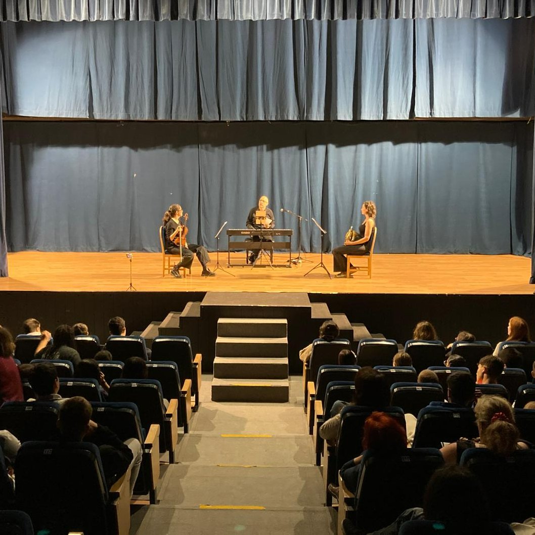 ieslaherradura's tweet photo. Magnífico concierto didáctico ofrecido por TRÍO MEDAL (Violín, piano y trompa). Gracias Juventudes Musicales de Almuñécar por la organización y Tenencia Alcaldía de La Herradura.  Programa “Los meses del año” (P. I. Tchaikovsky) @EducaAnd @cepdemotril https://t.co/kR3WcUVYf1