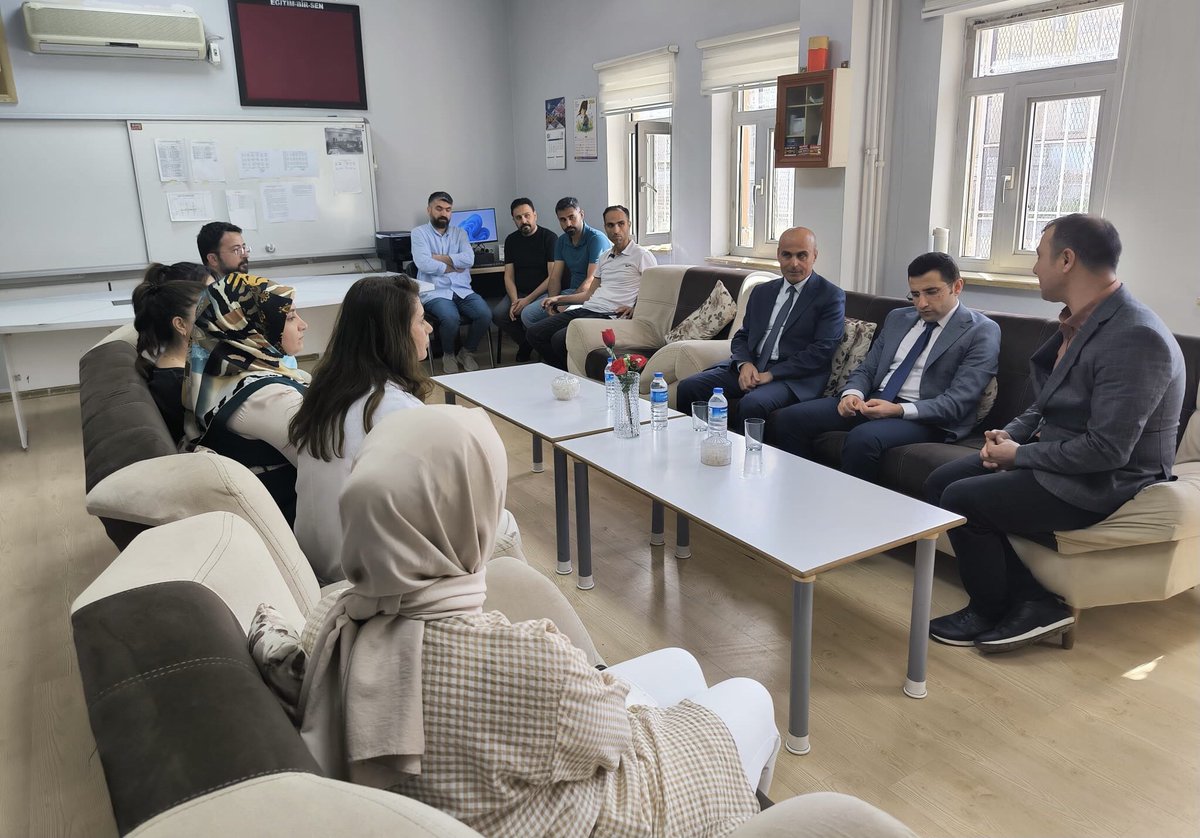 Kaymakamımız Sayın İsmail Pendik; İlçe Milli Eğitim Müdürü Fikret Elaltuntaş ile birlikte Fatih İlkokulunu ziyaret etti. Kaymakamımız Sayın Pendik, öğrenci ve öğretmenler ile sohbet ederek, eğitim öğretim hayatlarında başarılar diledi. #Bağlar #Diyarbakır