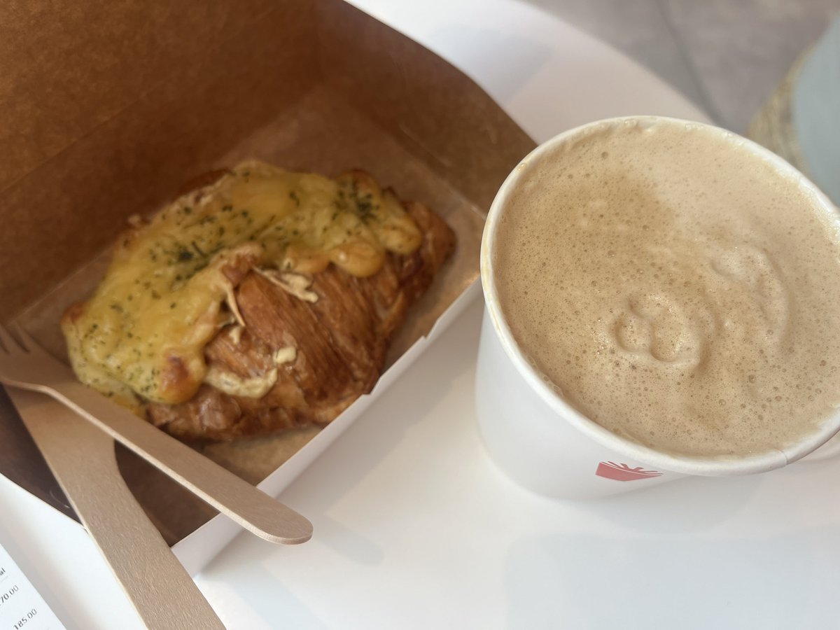 hysykhysyk's tweet photo. カフェラテがおいしいとのことで、はじめてangkan coffeeに行ってみた!たしかにとってもクリーミーな泡で美味しい!スパニッシュラテも気になったので翌日も行った😍本帰国を前にお気に入りカフェに仲間入り👏
#フィリピン #angkancoffee https://t.co/OfLdhaBioU