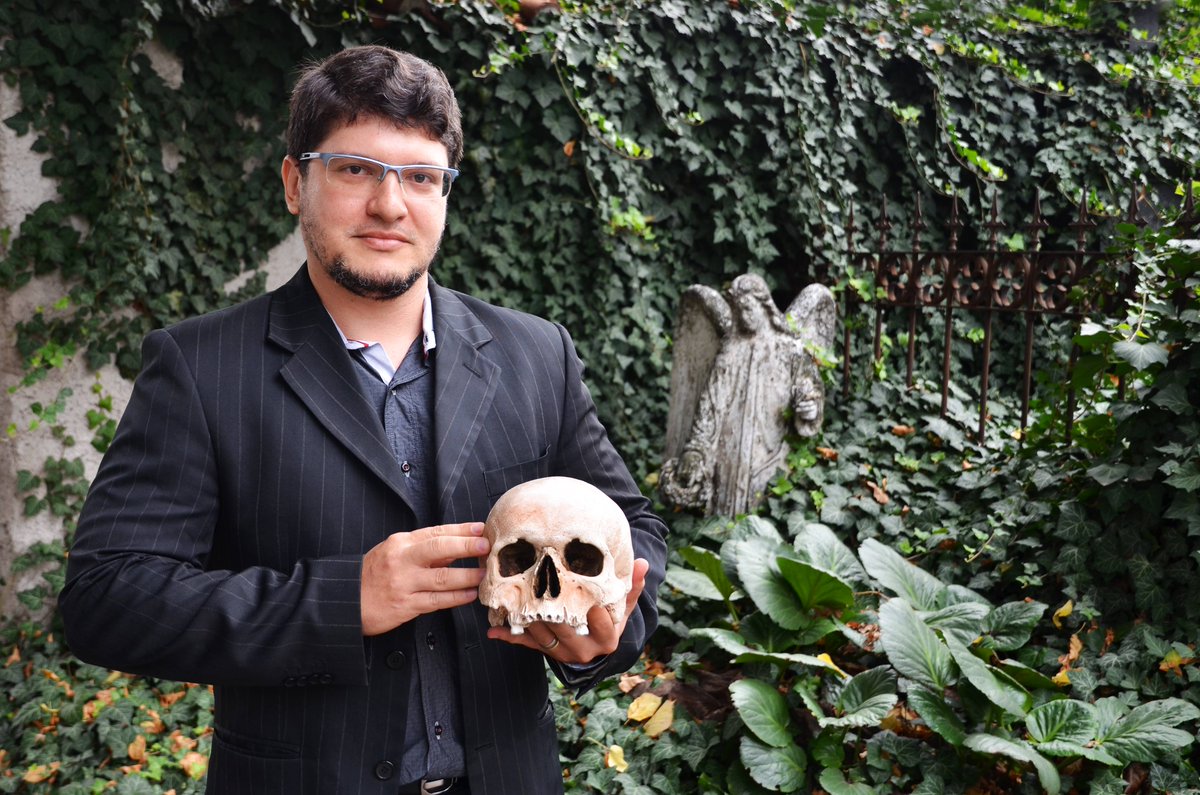 Brazilský expert Cicero Moraes, celosvětově známý rekonstrukcemi obličejů historických postav, vystoupí na UPCE. Studentům i všem zájemcům představí postupy ve všech fázích dokumentace i rekonstrukce objektů či předmětů. Ve středu 24. 4. od 15:30 
upce.cz/na-univerzite-…