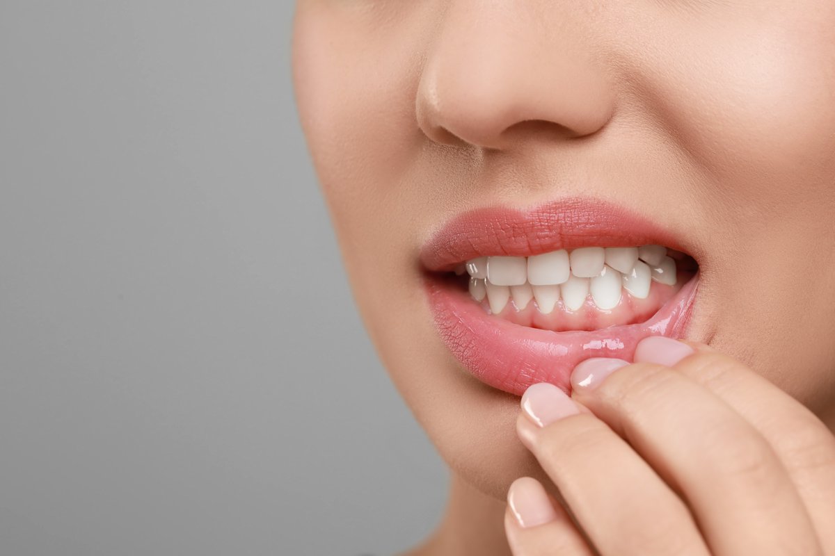 Got a mouth sore that just won't quit? Don't ignore it! While most are harmless, persistent sores might need a closer look. Roswell Park’s Dr. Vishal Gupta explains the ins and outs of mouth lesions! Read more here: roswellpark.org/cancertalk/202… #OralCancerAwarenessMonth