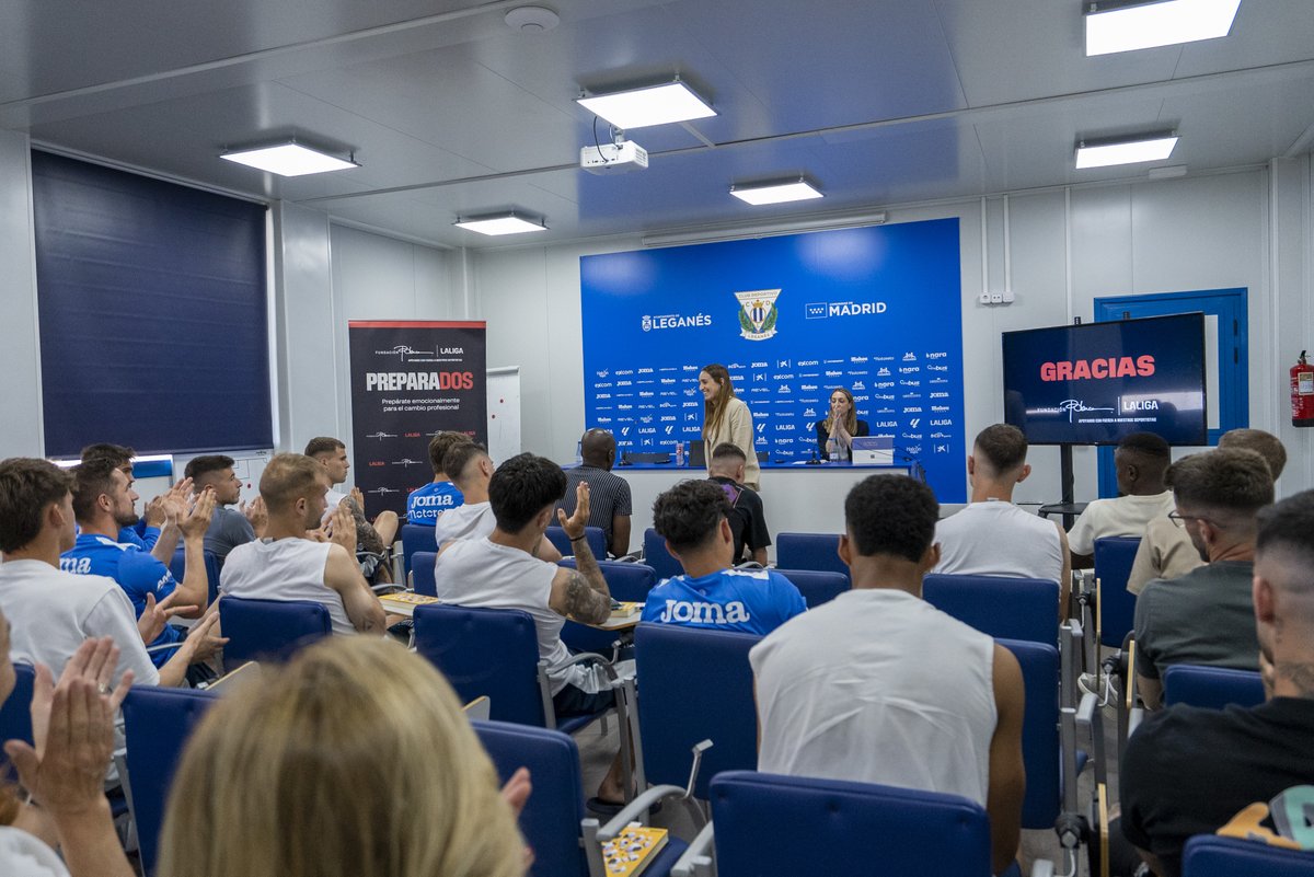 🔚The final workshop and successful end to the LALIGA and @fundblanca project 'PREPARADOS'. 🧠Focused on @CDLeganes_en players, the importance of mental health in sport was addressed. Participants: 🗣️@ZGurrutxaga, ex-footballer. 🗣️Alba Niño, psychologist for the foundation.