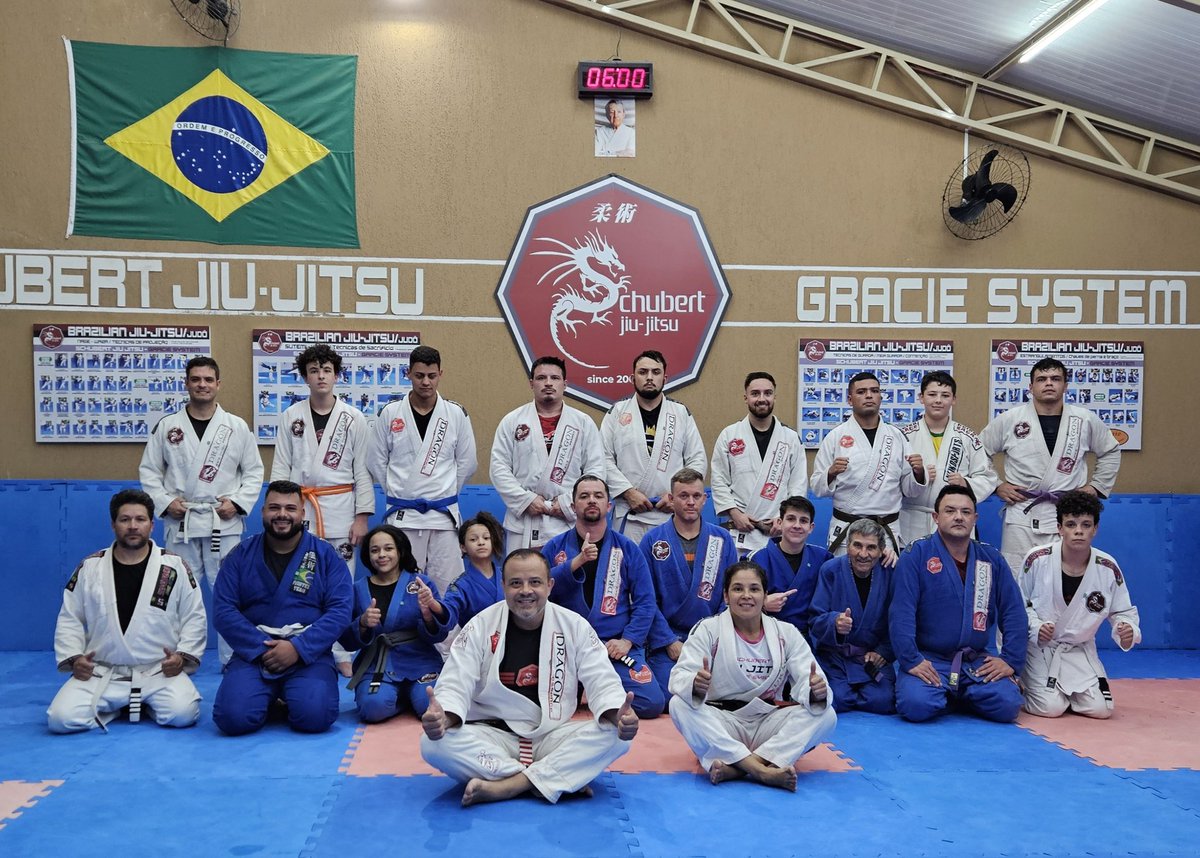 Treino da noite de quarta-feira dia 17/04/2024.
Schubert Jiu-Jitsu Curitiba Gracie System. 
Venha fazer uma aula experimental. Informações WhatsApp 41 99950-5026
#gratidaoJesus #jiujitsugracie #jiujitsucuritiba #jiujitsu #GracieJiujitsu #graciesystem #MarcosSchubert #Schubert