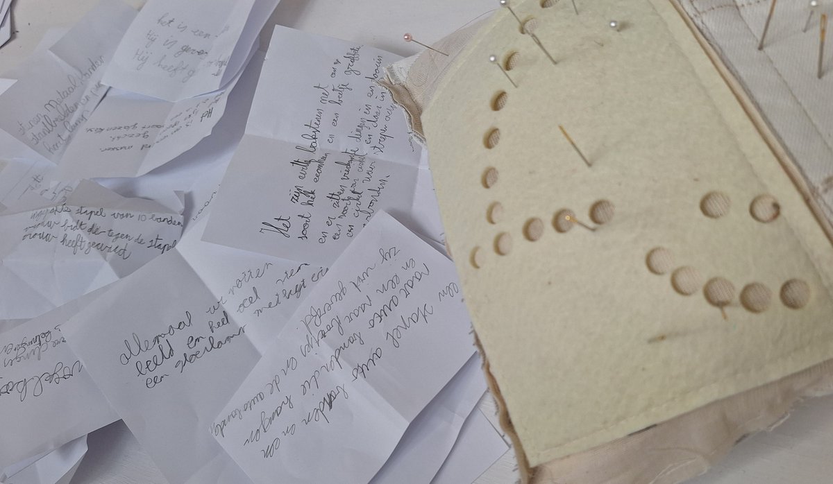 officieel: speldenprikken en woordgrepen door leerlingen van bs. Springbeek bij de #expo #tirzomartha in @vanBommelvanDam, eerder vandaag. Volop verwondering! #talentontwikkeling #museumeducatie #kunsteducatie #venlo