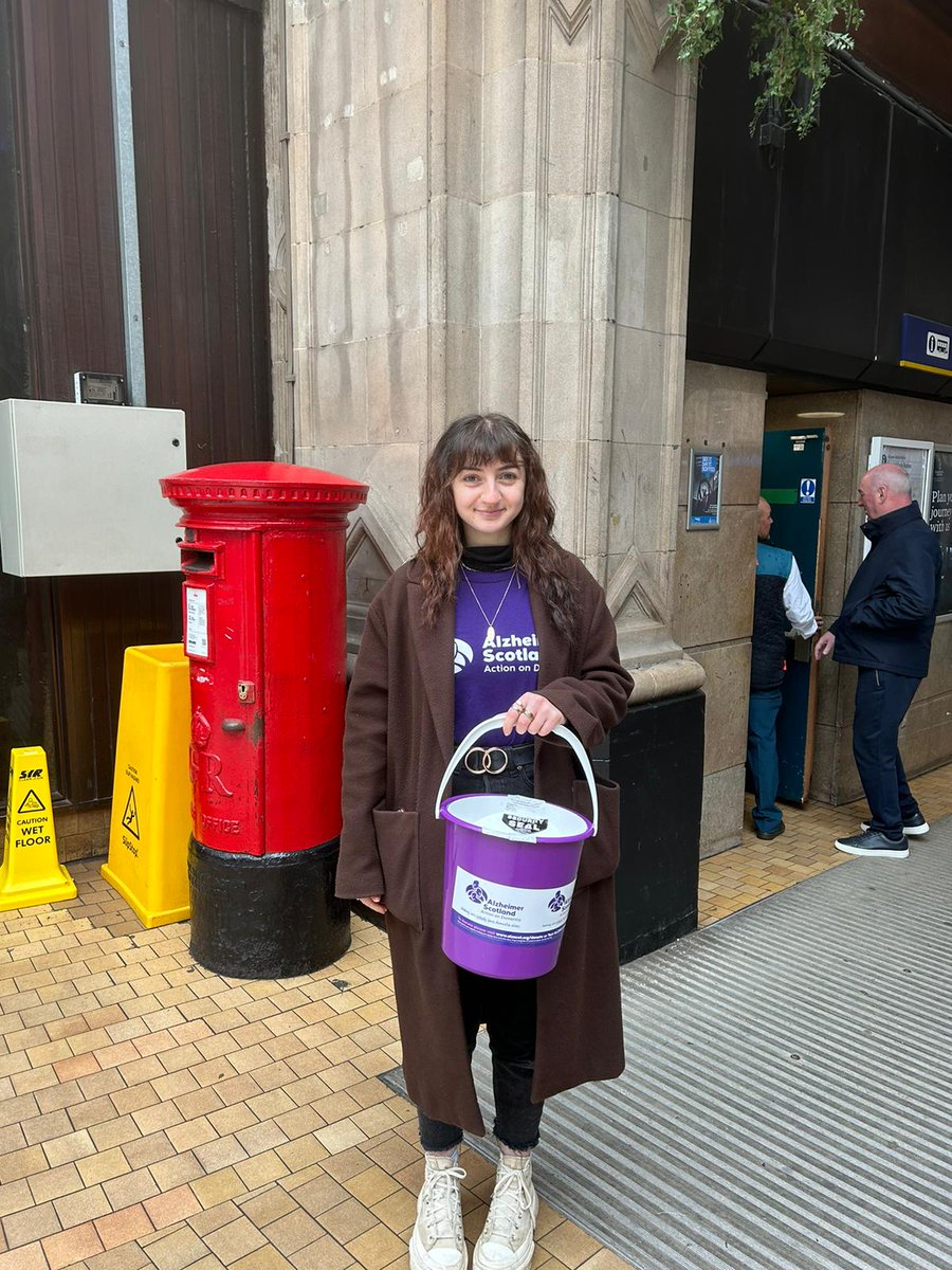 Our team is at Central Station Glasgow until 6pm. Come say hi! 👋Alz Scot Social Media Ambassador Graeme also made an appearance💜 @Graemes91 @NetworkRailGLC