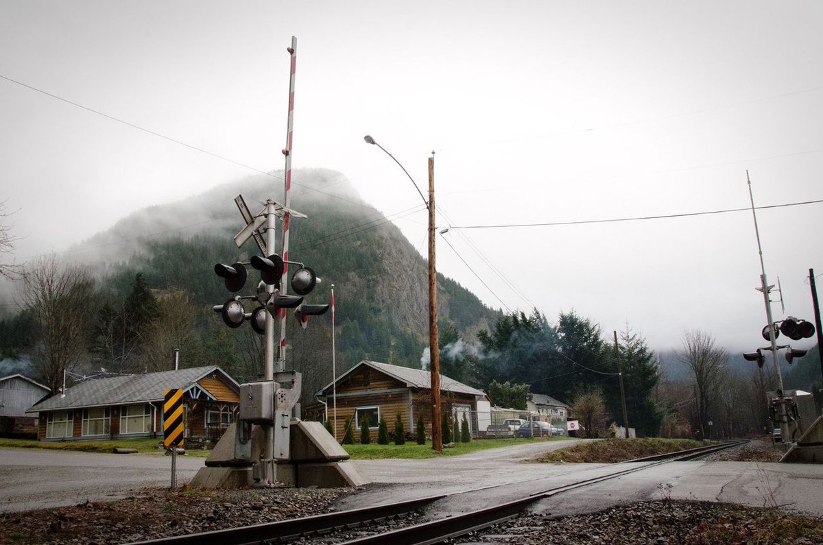 Does your commute involve crossing train tracks? It’s always a good idea to slow down and stay alert when approaching a rail crossing. ⚠️ Learn what railway warning signs and signals mean and help #StopTrackTragedies 👉 ow.ly/AX1C50Rfhba @oplifesaver