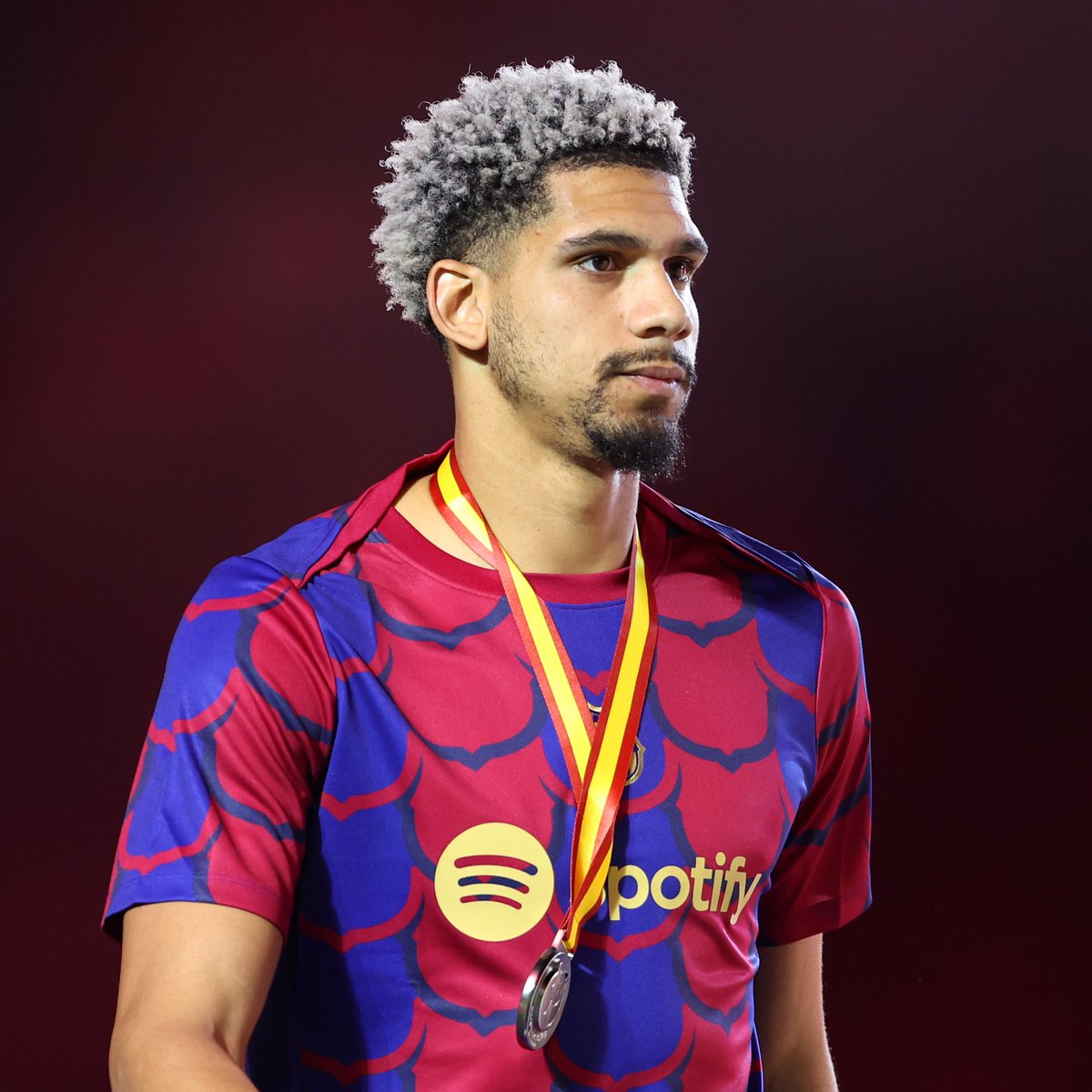 FabrizioRomano's tweet photo. 🚨❗️ Ronald Araújo on Gundogan’s comments on his red card after the PSG game: “I’d rather keep for myself what I really think…”.

“I have my own codes and values that I think you need to respect”. https://t.co/ruEzGshnBi