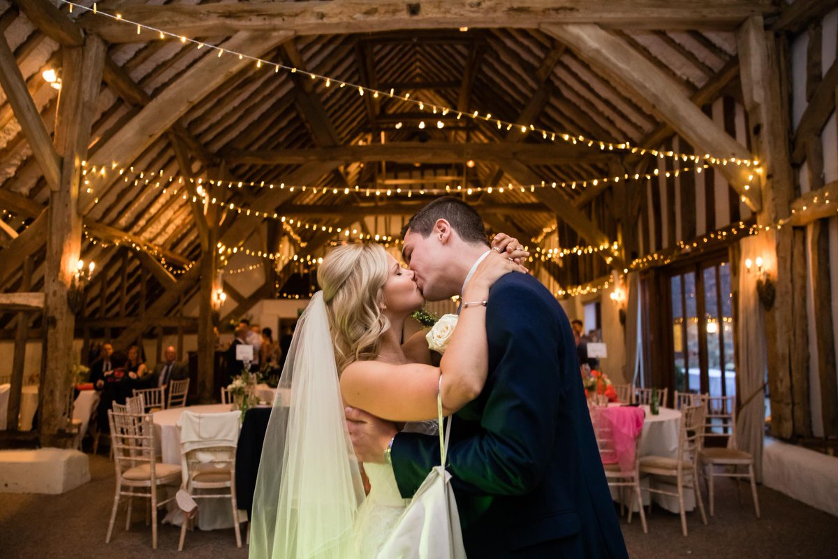 💙Venue of the Month 💙 Fitzleroi Barn is a family run traditional country wedding barn in the South Downs. Exclusively Yours.. They only hold one wedding per weekend, so Fitzleroi Barn will be exclusively yours for the whole weekend! ow.ly/jMhN50RgXu3 @fitzleroi_barn