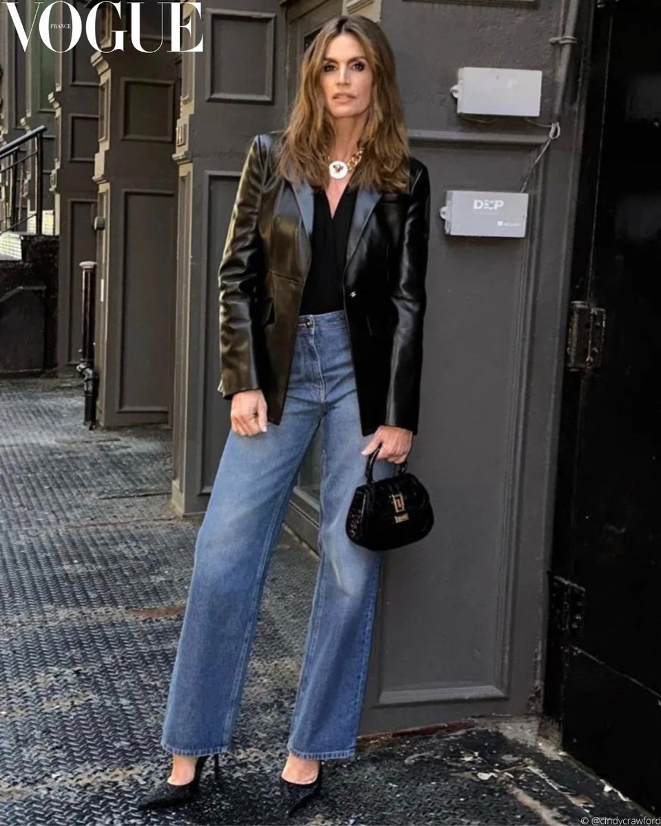 #CindyCrawford : Sa garde-robe est une source d'inspiration pour toutes les adeptes de la mode et une mine d'or pour sa fille Kaia Gerber. Parmi ces essentiels de style, on retrouve le blazer en cuir.
--> trib.al/zvFV8yq
© @CindyCrawford