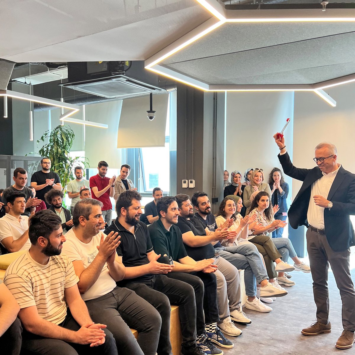 Mutluluk paylaşıldıkça çoğalır.😊

Happy Place to Work ödülünü ikinci kez kazandığımızı gururla paylaşıyoruz. Çalışanlarımızın mutluluğunu ve iş memnuniyetini en üst düzeyde tutmaktaki başarımızı taçlandıran ödül, <a href="/turkerbas/">Prof.Dr. Turker Bas</a>  tarafından Genel Müdürümüz <a href="/TugluAli/">Ali Tuglu</a>’ye takdim edildi.