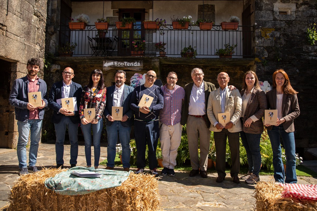 Hoxe presentamos na granxa "La Cocina Sentimental", unha obra inédita de Victoria Armesto, a nosa fundadora. Nela aparella seis relatos curtos a seis receitas e podemos coñecer un lado máis persoal da autora. Toda a info aquí: cutt.ly/yw5fV3g0