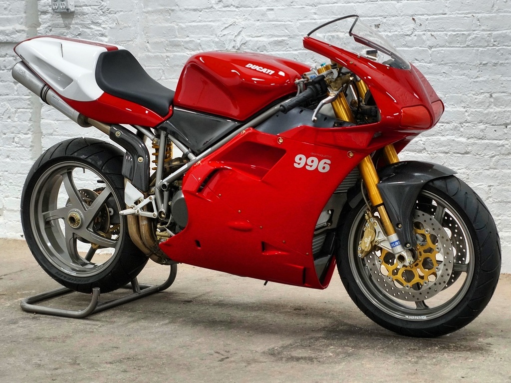 SPORT PRODUCTION SPECIAL: ‘00 Ducati 996 SPS with just one mile (!!) from @motoborgotaro. Basically a roadgoing WBSK with lighter alloy wheels, various carbon fiber and titanium parts, Öhlins suspension, an adjustable steering head for fast geometry ch… instagr.am/p/C551Yofu2A7/