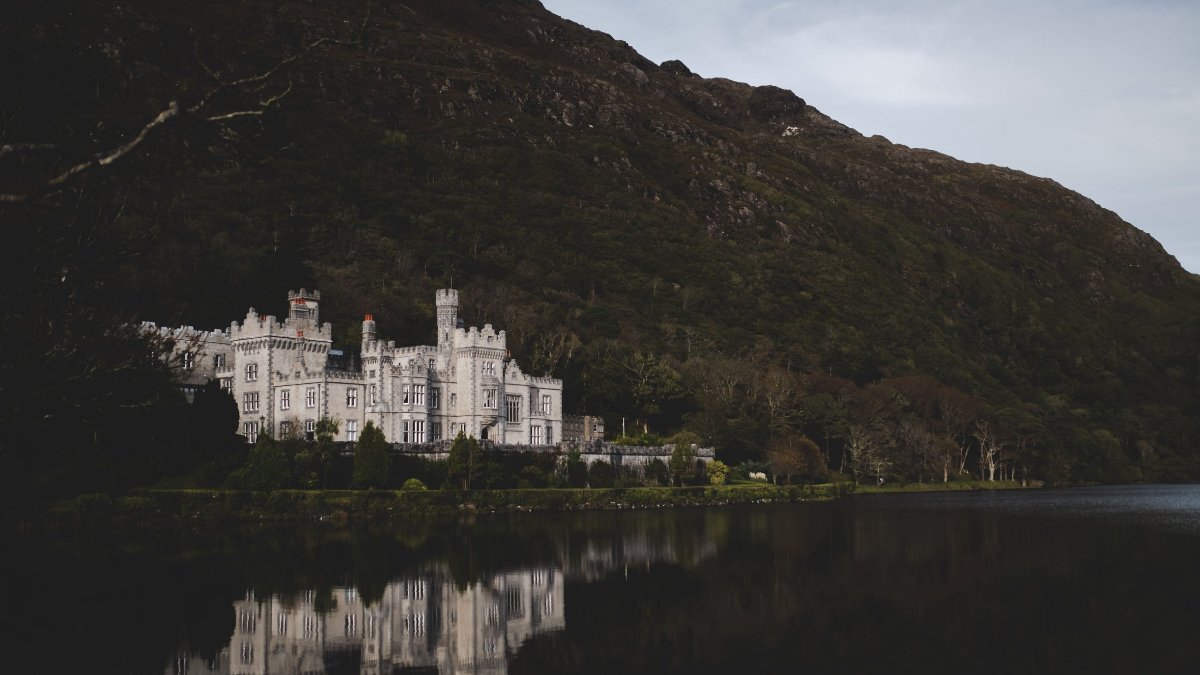 The secret and tragic love story that led to the magnificent Kylemore Abbey. lovetovisitireland.com/the-secret-and…