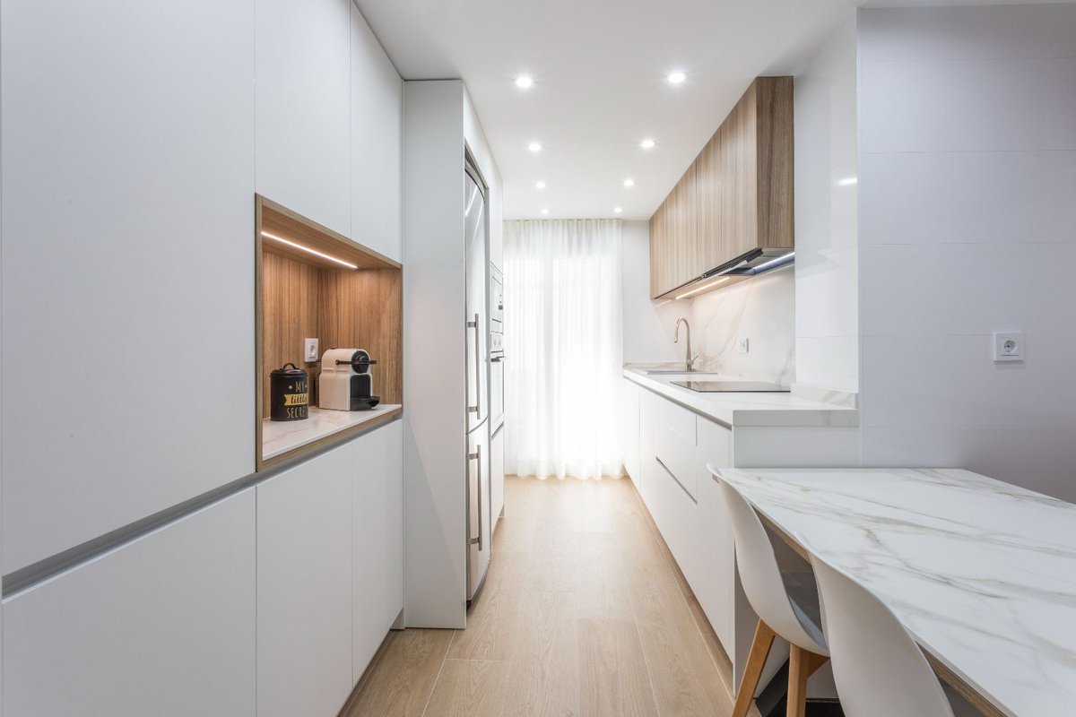 inkococinas's tweet photo. Cocina de planta rectangular en la que el diseño del mobiliario ha conseguido maximizar el espacio disponible. Disposición de muebles paralelos, por un lado la zona de trabajo y enfrente un mueble mural para almacenaje y electrodomésticos.

#Inkococinas #INKOCOCINAS https://t.co/ZJoaUdWZHc