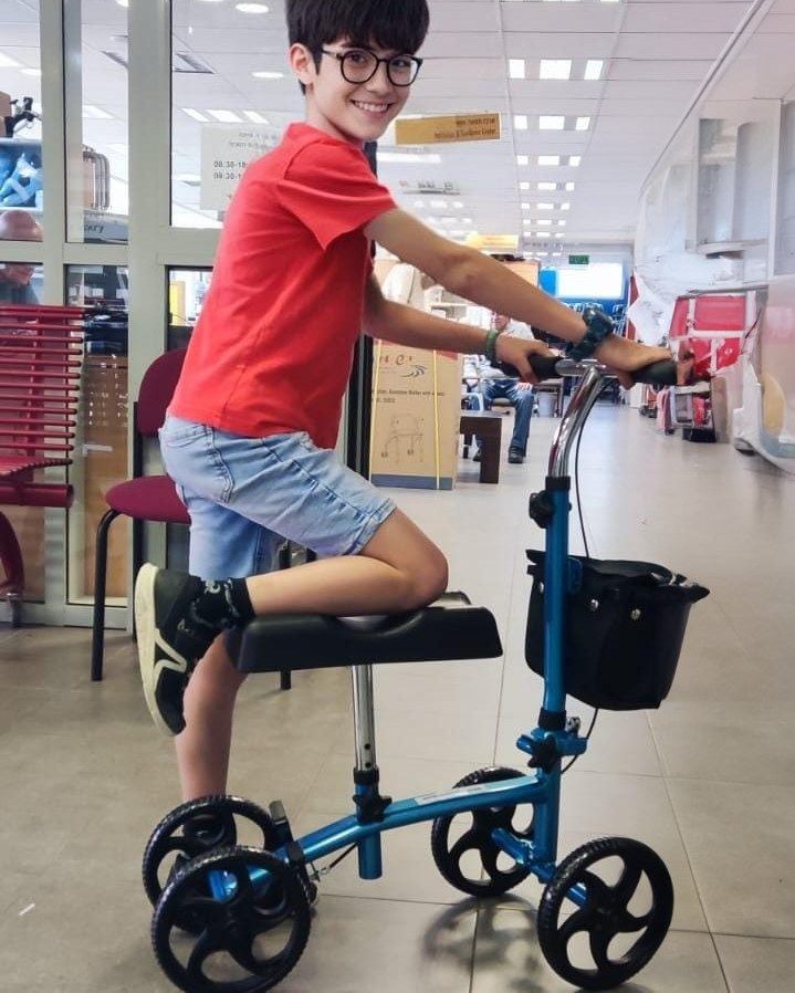 To better support children in Israel, Yad Sarah has introduced a knee scooter designed to keep children mobile as they recover from a foot or leg injury. The equipment can be easily adjusted for each child’s height. #YadSarahCares #LendingCenter #MedicalEquipment #KneeScooter