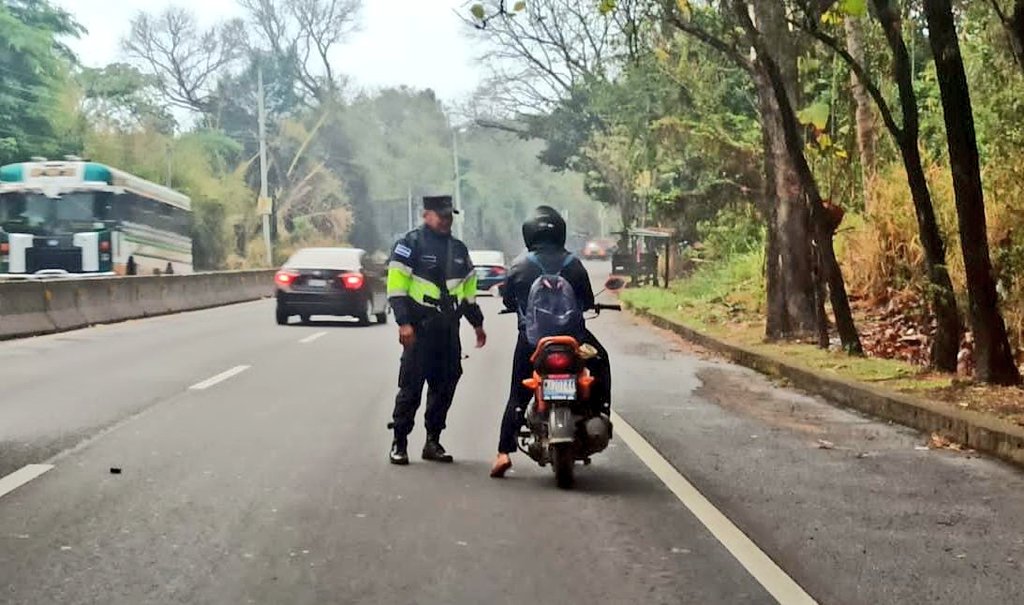 📍En Santa Ana, velamos por el cumplimiento de la Ley de Tránsito.

Verificamos que los motociclistas tengan en regla los documentos de circulación y no trasladen delincuentes o ilícitos.

#GuerraContraPandillas