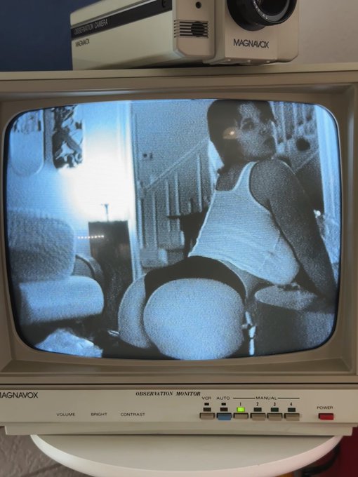 1988 called&hellip;it wants it&rsquo;s egirl back https://t.co/9OH6Nx0jNt