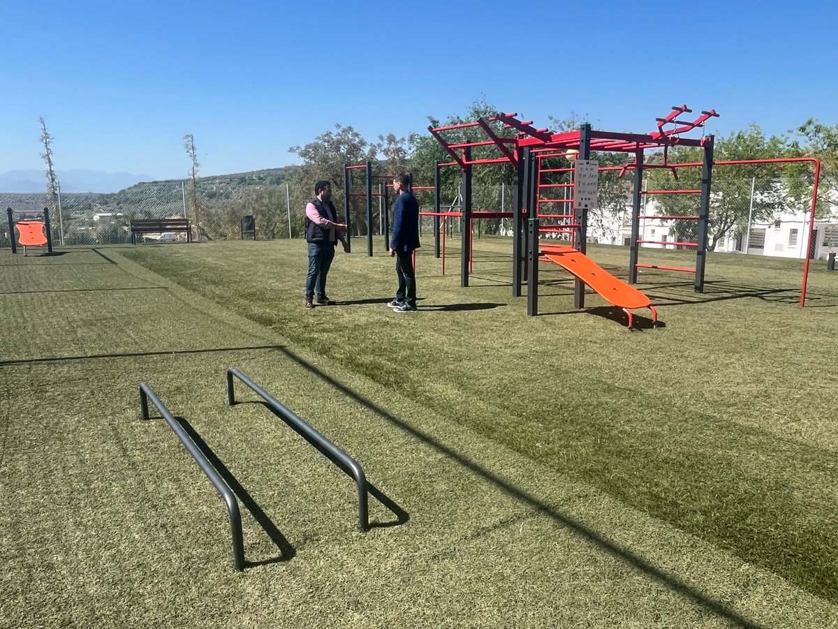 #VISITA | El Alcalde de Torreperogil José Ruiz Villar y el Concejal de Servicios Municipales, Francisco Torres han visitado el nuevo Parque de Calistenia que se inaugurará el próximo domingo y donde el Club Barbar@s junto con la concejalía de deportes han preparado un programa.