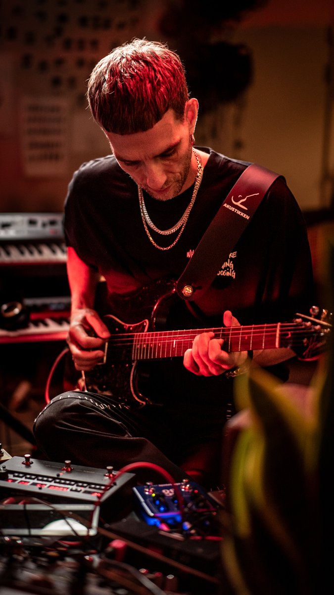 Guitarist and producer Kasper Falkenberg always looks for new tools to inspire him while working in the studio with artists. He uses the 2290 P Delay, DC30 Ampworx, and Zeus Drive in this session 🤩 #KasperFalkenberg #2290Pdelay #DynamicDelay #TCElectronic