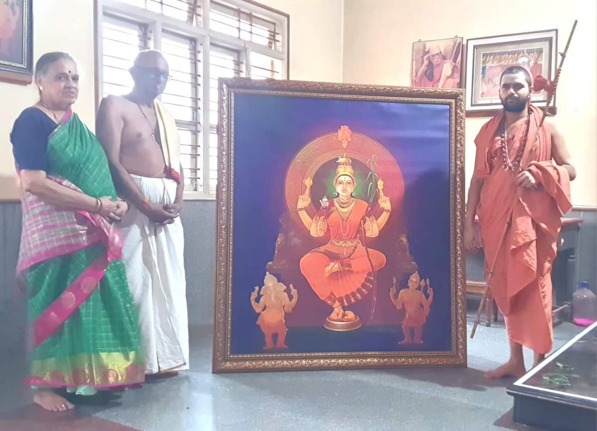 Artist Shri Vinay Hegde presented his painting work of Mata Rajarajeshwari to Swarnavalli Matha in presence of Uttaradikari Shishya Swami Sri Sri Ananda Bodendra Saraswati Mahaswamiji. 🙏