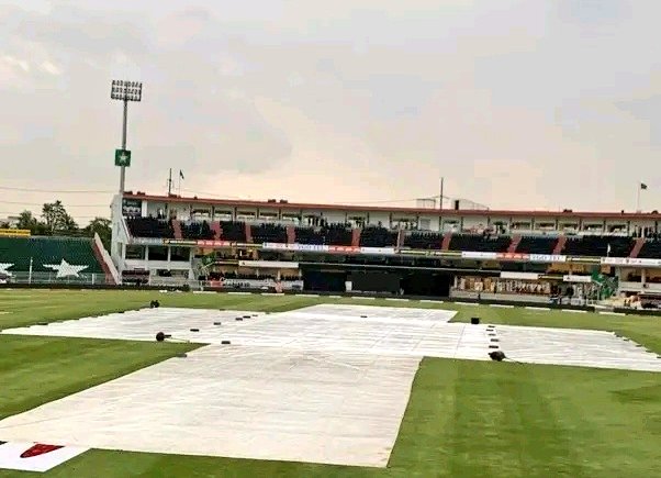 Pindi Cricket Stadium right now, the rain has stopped now but the ground is still under covers. The forecast is not that bad in Rawalpindi later, we might have a result oriented game between Pakistan & New Zealand. Fingers crossed, stay tuned for more. #PAKvsNZ #BabarAzam𓃵