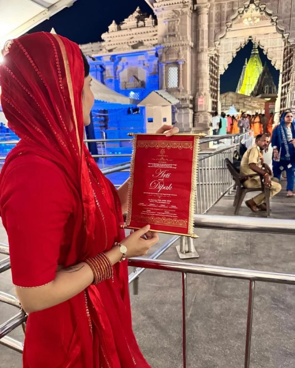 Bride-to-be #ArtiSingh seeks blessings at #KashiVishwanathTemple, shares first glimpse of WEDDING card.♥️

@ArtiSingh005 #BollywoodBubble