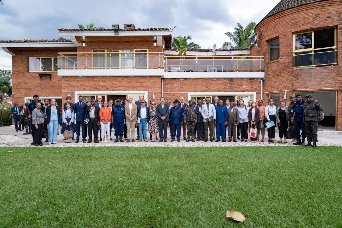 Arrivée ce matin, la délégation de haut niveau Ambassadeurs-Coordonnateur humanitaire-GouvRDC🇨🇩 a rencontré le gouverneur du #NordKivu qui a exprimé l’urgence de renforcer l'accès à l’eau potable et l'assainissement dans les sites de déplacés pour prévenir les risques d’épidémie.