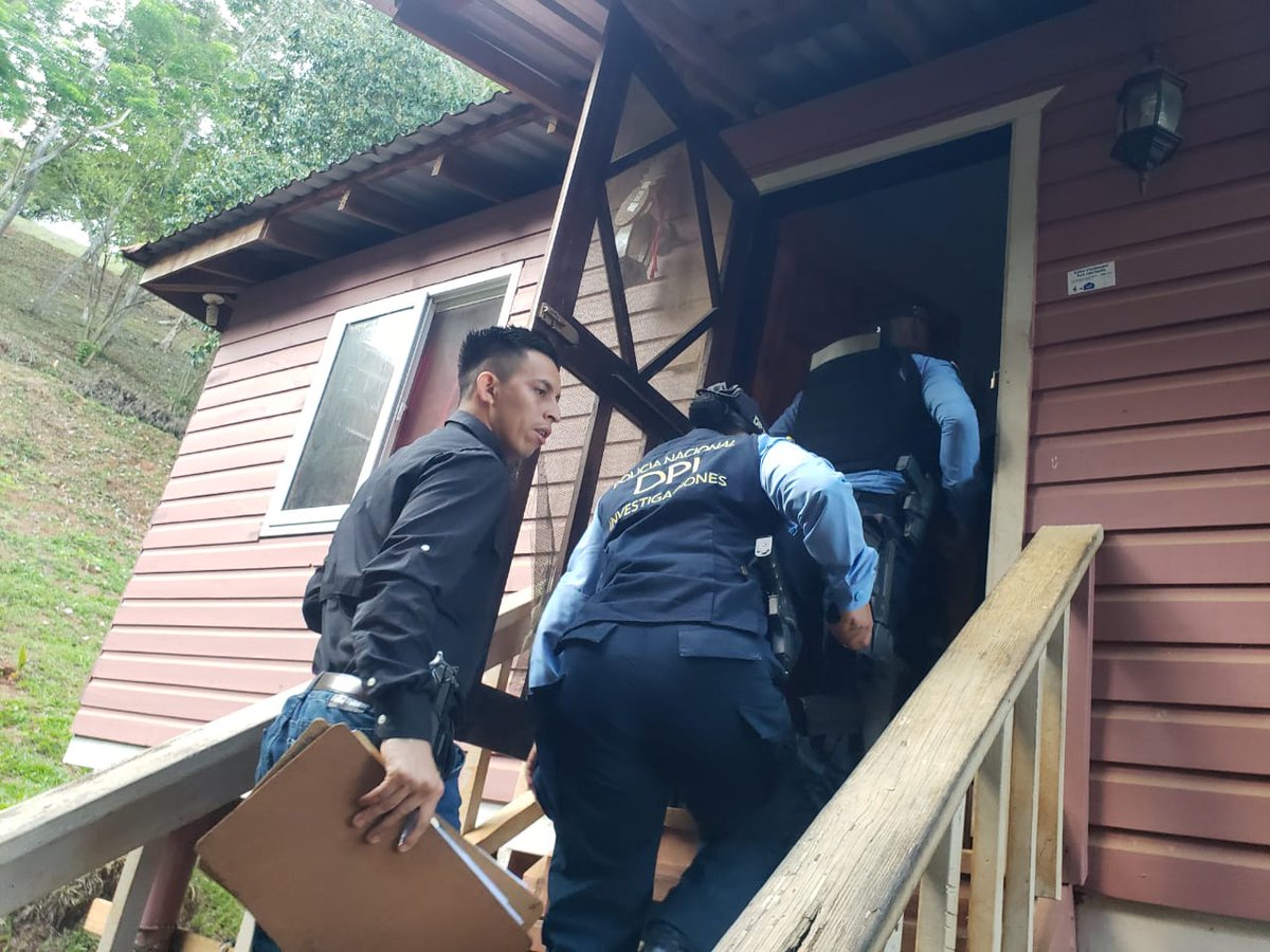 villanuevasemma's tweet photo. Desde tempranas hrs hoy nuestra @dpi_honduras y @MP_Honduras coronaron parte del trabajo de investigación realizado en el Litoral Norte, Roatán en búsqueda de los principales sospechosos de bandas de trata de personas, relacionado con caso  Angie Peña @XiomaraCastroZ Vamos bien! https://t.co/VTKsql5x2Y